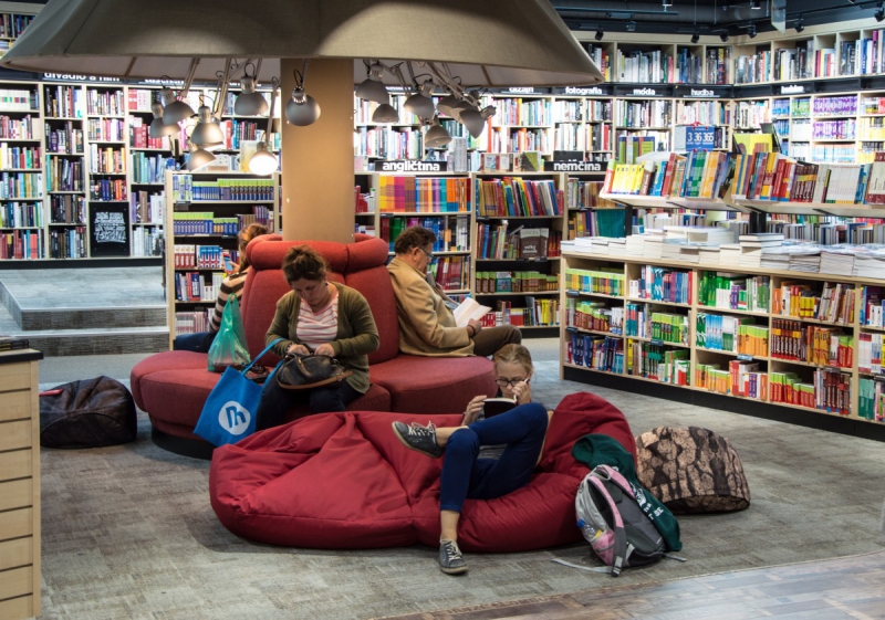 ecommerce-FALICON-min_books_bookstore_book_reader_readers_reading_shop_sale_books-849006